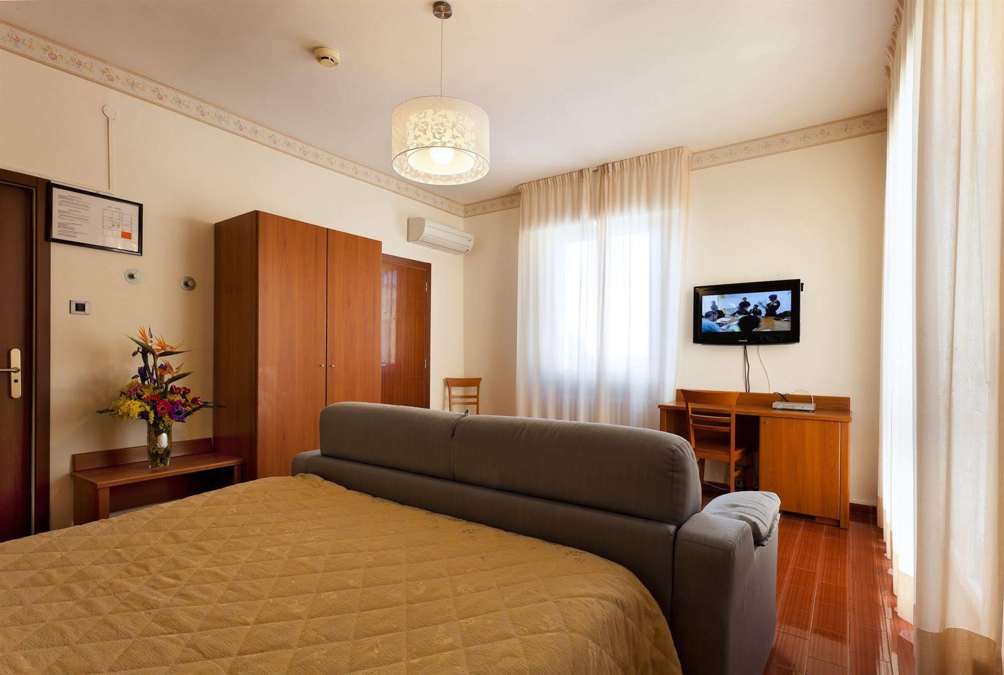 Parking Hotel Giardino Livorno Eksteriør billede