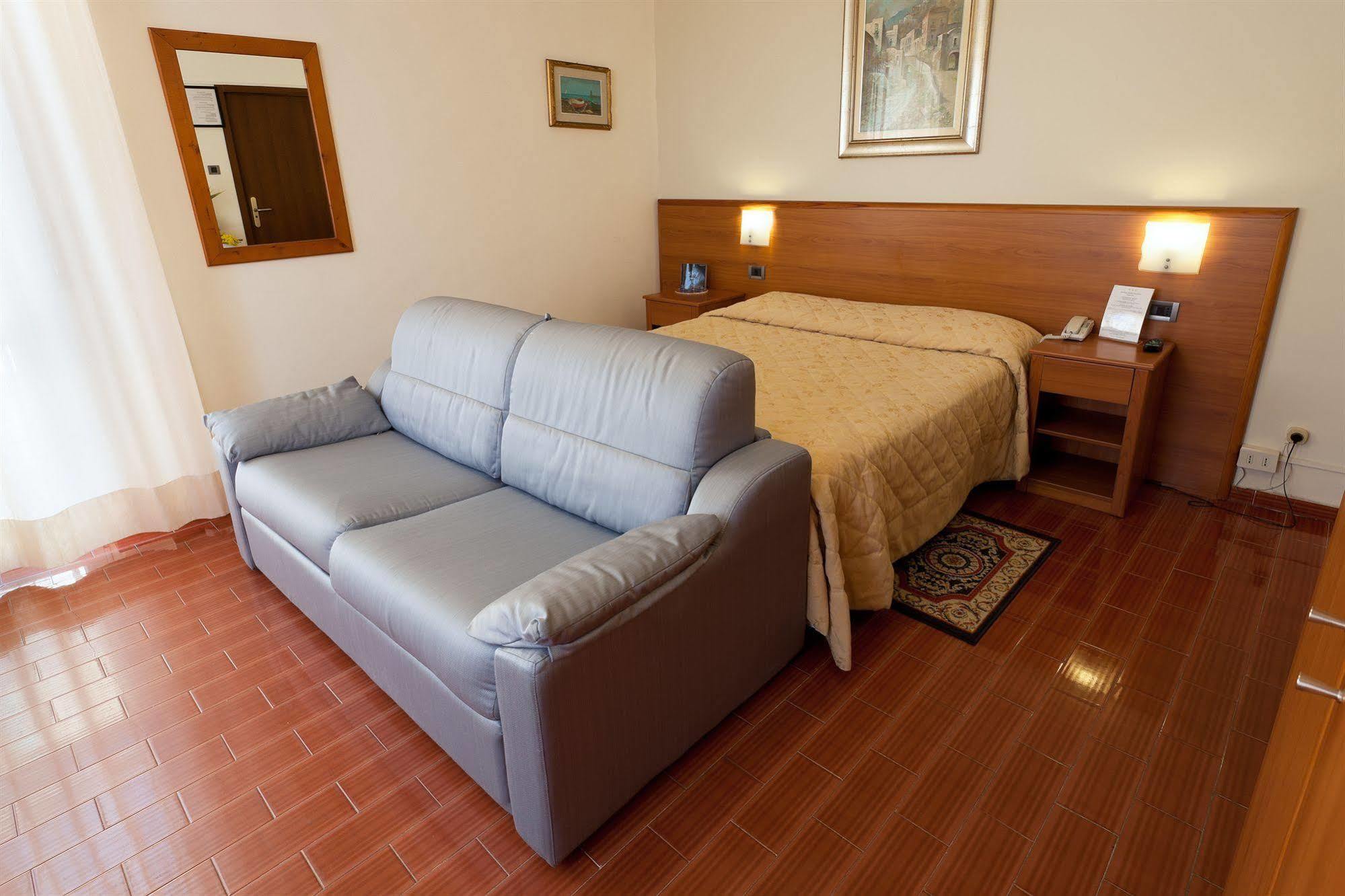 Parking Hotel Giardino Livorno Eksteriør billede