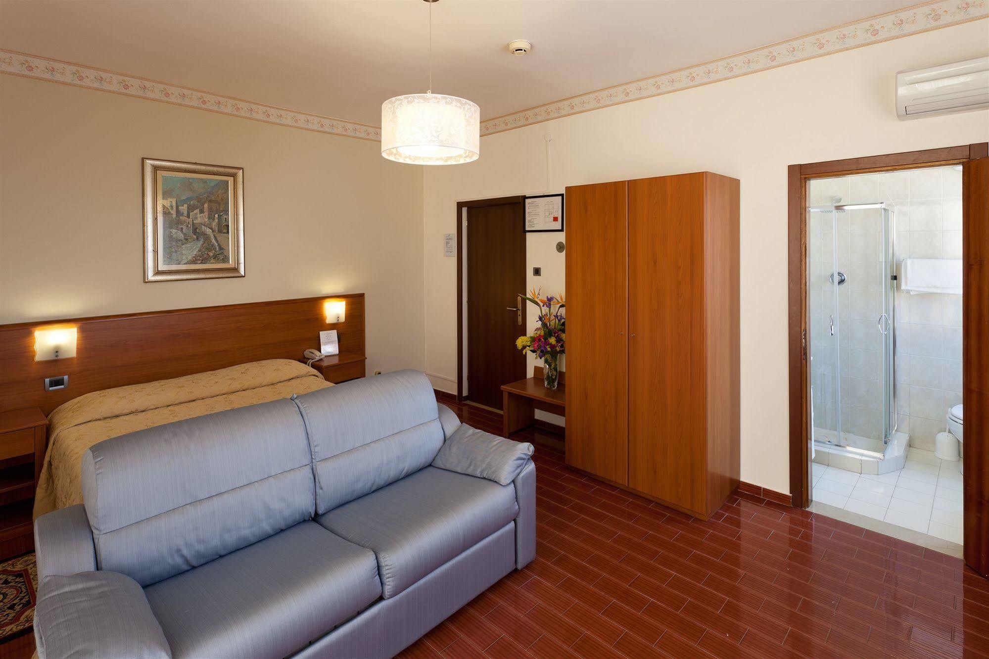 Parking Hotel Giardino Livorno Eksteriør billede