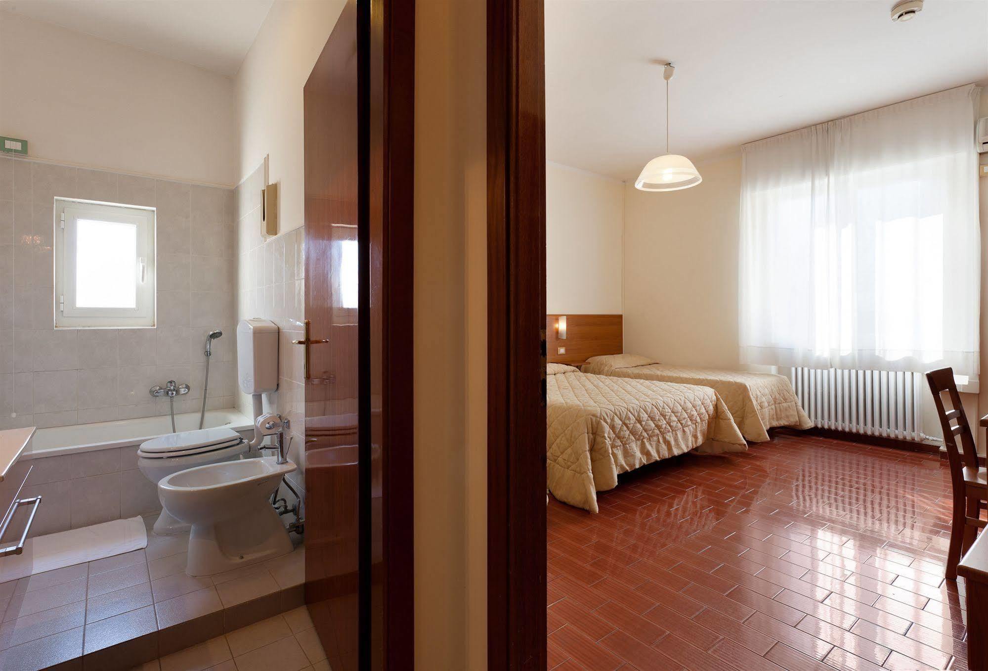 Parking Hotel Giardino Livorno Eksteriør billede