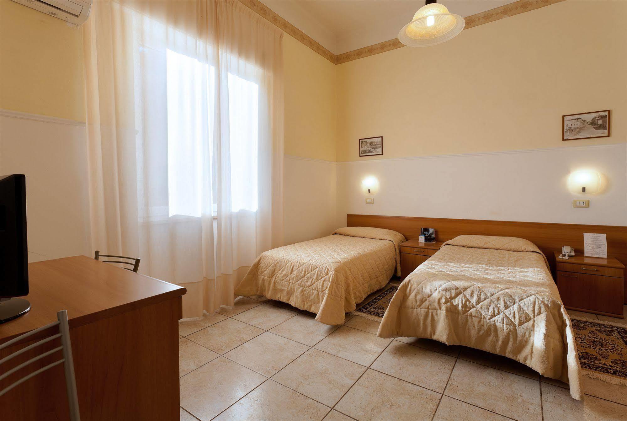 Parking Hotel Giardino Livorno Eksteriør billede