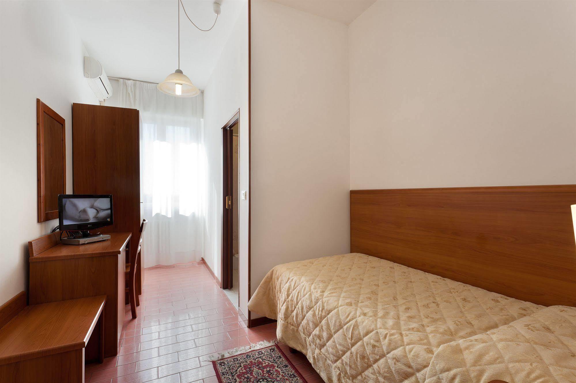 Parking Hotel Giardino Livorno Eksteriør billede