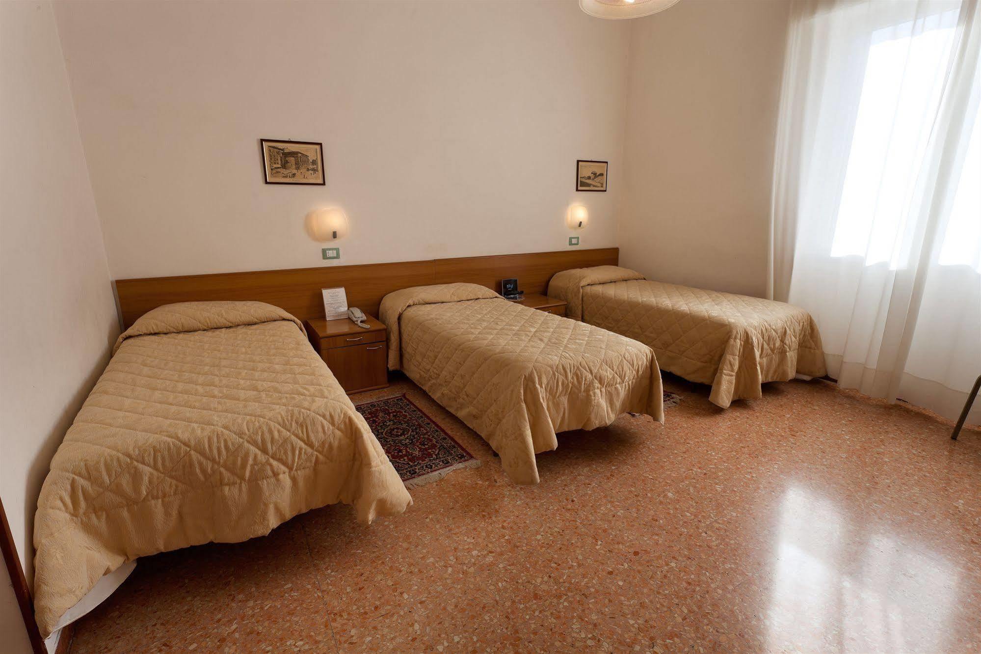 Parking Hotel Giardino Livorno Eksteriør billede